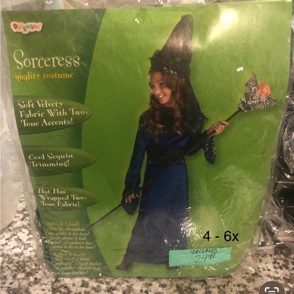 Costumes - Picture 3 of 7